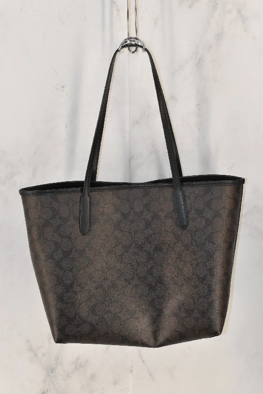 Handbag Designer By Coach  Size: Large